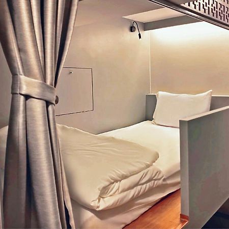 Auberge de jeunesse Capzule Bed Phuket Extérieur photo